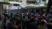 Sejumlah umat Islam menunaikan Shalat di Masjid Agung Al-Munada Baiturrahman, Menteng Dalam, Jakarta, Jumat (31/3/2023). Lokasi masjid ini cukup tersembunyi. Masjid ini berada di balik megahnya Jakarta, tepatnya dekat Mal kota Kasablanka.