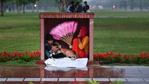 Potret Unik Warga India Saat Berteduh dari Hujan