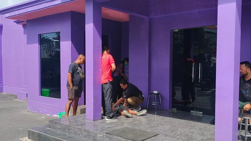 Pria ditemukan tewas di depan pintu masuk Cafe Blue Star, Jalan Kerta Dalem, Desa Sidakarya, Kecamatan Denpasar Selatan, Kota Denpasar, Bali, pada Jumat (31/3/2023). (Foto: Dok. Polresta Denpasar)