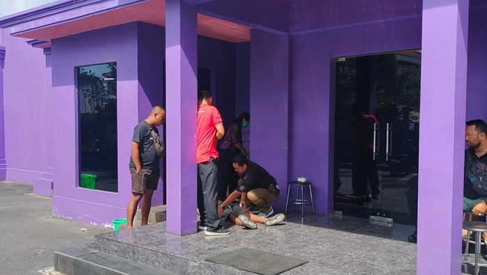 Pria ditemukan tewas di depan pintu masuk Cafe Blue Star, Jalan Kerta Dalem, Desa Sidakarya, Kecamatan Denpasar Selatan, Kota Denpasar, Bali, pada Jumat (31/3/2023). (Foto: Dok. Polresta Denpasar)