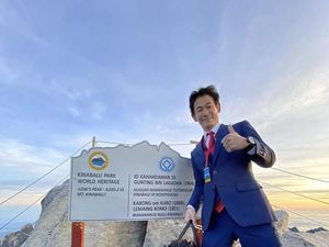 Si Paling Beda, Pria Jepang Taklukkan Puncak Kinabalu Pakai Setelan Jas