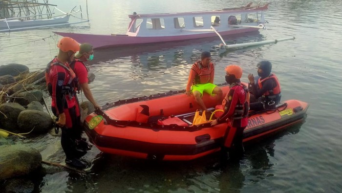 Proses pencarian nelayan yang hilang usai kapalnya dihantam ombak di Polewali Mandar.