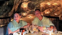 Sudah memiliki dua orang anak tidak mengurangi keromantisan Raffi AHmad dan Nagita Slavina. Keduanya sempat makan malam romantis di dalam sebuah gua. Foto: Instagram/raffinagita1717