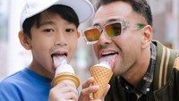 Bersama anaknya, Rafathar, Raffi Ahmad juga sempat berpose menikmati es krim. Dua es krim vanila yang manis dan lembut dinikmati oleh ayah dan anak ini. Foto: Instagram/raffinagita1717