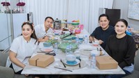Raffi Ahmad juga seringkali kedatangan orang penting di rumahnya. Salah satunya Erick Thohir dan istrinya yang berkunjung untuk makan bersama. Foto: Instagram/raffinagita1717