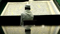 Al-Quran raksasa yang memiliki ukuran halaman 142 x 210 centimeter berusia 13 tahun itu merupakan karya yang ditulis tangan H Abdul Karim untuk dibaca setiap bulan Ramadan di Masjid Baiturrahman Banyuwangi. ANTARA/Budi Candra Setya