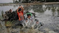 Anak-anak yang ingin berangkat sekolah pun harus menggunakan perahu eretan untuk sampai ke sekolah, karena itu akses tercepat dan pembangunan sekolah yang belum merata di desa tersebut. Bagi mereka, itu sudha menjadi satu hal yang biasa dalam menjalani kehidupan sehari-harinya.