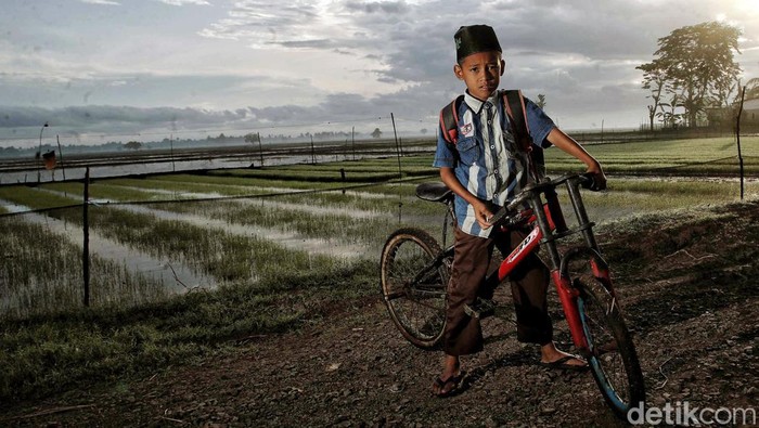 Beginilah potret warga di Desa Lenggah Sari dan Desa Harapan Jaya, Kabupaten Bekasi, Jawa Barat menjalani ibadah puasa di bulan suci Ramadan. 

Dengan segala keterbatasan yang ada, warga tetap semangat menjalani ibadah di bulan suci Ramadan.
