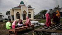 Anak-anak pesantren disana harus menggunakan perahu eretan menyebrangi sungai untuk menuju lokasi pesantren Minhajul Fallah. Karena beberapa murid pesanten itu bertempat tinggal di desa seberang.