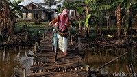 Dengan luas wilayah 1.273,88 km persegi dan kepadatan penduduk mencapai 2.444 jiwa/km persegi, secara adiministrasi, Kabupaten Bekasi terbagi menjadi 23 kecamatan dan terdiri dari 180 desa dan 8 kelurahan.