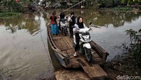 Mayoritas anak-anak yang tinggal di Desa Lenggah Sari dan Desa Harapan Jaya itu untuk menjalani aktivitasnya harus menyeberang menggunakan getek. Selain alasannya jalanan rusak, apabila mereka memutar jalan terlampau jauh. Warga pun berharap agar Pemkab Bekasi dapat segera memperbaiki infrastruktur jalan di desa itu.
