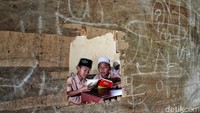 Meski dengan kondisi dan keadaan yang sederhana, anak-anak di desa tersebut tampak sangat semangat mengejar cita-cita agamanya di sepanjang bulan suci. 