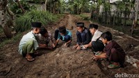 Anak-anak dari Pesantren Minhajul Falah yang menjadi salah satu pusat pembelajaran agama Islam di Desa Lenggah Sari bermain bersama. Desa Lenggah Sari adalah desa yang terletak di Kecamatan Cabang Bungin, Kabupaten Bekasi Jawa Barat, memiliki suasana asri dan tenang.