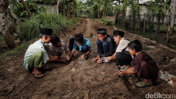 Ramadan Bersahaja di Utara Bekasi Beginilah potret warga di Desa Lenggah Sari dan Desa Harapan Jaya, Kabupaten Bekasi, Jawa Barat menjalani ibadah puasa di bulan suci Ramadan.
Dengan segala keterbatasan yang ada, warga tetap semangatΒ menjalani ibadah di bulan suci Ramadan.