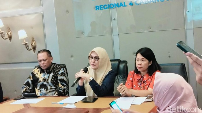 Regional Head 4 Pelindo Enriany Muis (tengah), Division Head Operasi Pelindo Regional 4 Yusida M. Palesang (kanan), General Manager Pelindo Regional 4 Makassar Suhadi Hamid (kiri) saat konferensi pers persiapan mudik Lebaran 2023 di Makassar, Sulsel.