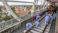 PT Kereta Cepat Indonesia China (KCIC) telah menyelesaikan pemasangan rel kereta sepanjang 142,3 kilometer.  
