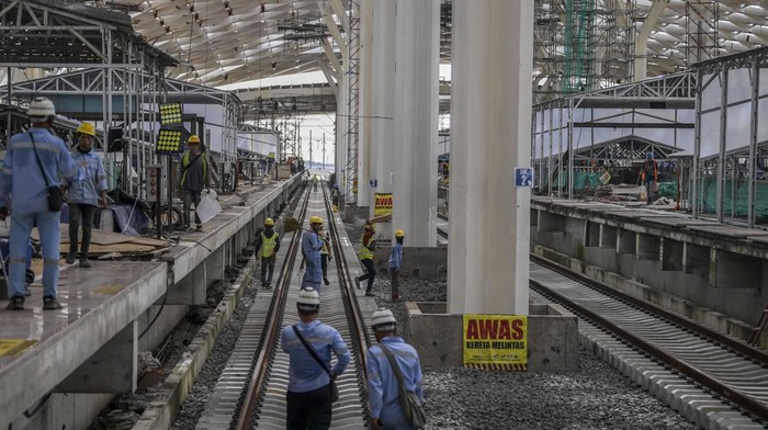 Rel Terakhir Rampung, Seluruh Jalur Keceta Cepat Jakarta-Bandung Nyambung! Pekerja melakukan pemasangan rel Kereta Cepat Jakarta-Bandung (KCJB) di Stasiun Halim, Jakarta Timur, Jumat (31/3/2023). PT Kereta Cepat Indonesia China (KCIC) telah menyelesaikan pemasangan rel kereta sepanjang 142,3 kilometer dari Stasiun Halim hingga Stasiun Tegalluar, secara keseluruhan progres pembangunan fisik proyek KCJB telah mencapai 90 persen atau mencapai tahap akhir dan diharapkan dapat beroperasi pada Agustus 2023. ANTARA FOTO/Galih Pradipta/aww.