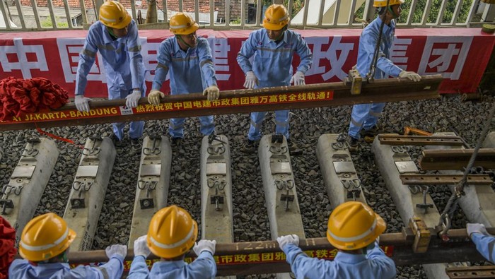 Pekerja melakukan pemasangan rel Kereta Cepat Jakarta-Bandung (KCJB) di Stasiun Halim, Jakarta Timur, Jumat (31/3/2023). PT Kereta Cepat Indonesia China (KCIC) telah menyelesaikan pemasangan rel kereta sepanjang 142,3 kilometer dari Stasiun Halim hingga Stasiun Tegalluar, secara keseluruhan progres pembangunan fisik proyek KCJB telah mencapai 90 persen atau mencapai tahap akhir dan diharapkan dapat beroperasi pada Agustus 2023. ANTARA FOTO/Galih Pradipta/aww.