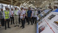 Menko Bidang Kemaritiman dan Investasi Luhut Binsar Pandjaitan (kempat kiri) berbincang dengan Penjabat (Pj) Gubernur DKI Jakarta Heru Budi Hartono (kedua kiri) dan Direktur Utama PT KCIC Dwiyana Slamet Riyadi (kelima kiri) saat meninjau penyelesaian peletakan rel Kereta Cepat Jakarta-Bandung (KCJB) di Stasiun Halim, Jakarta Timur, Jumat (31/3/2023).  