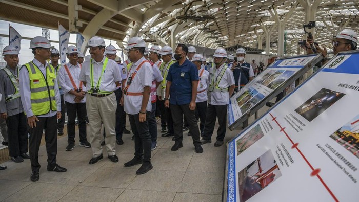 Pekerja melakukan pemasangan rel Kereta Cepat Jakarta-Bandung (KCJB) di Stasiun Halim, Jakarta Timur, Jumat (31/3/2023). PT Kereta Cepat Indonesia China (KCIC) telah menyelesaikan pemasangan rel kereta sepanjang 142,3 kilometer dari Stasiun Halim hingga Stasiun Tegalluar, secara keseluruhan progres pembangunan fisik proyek KCJB telah mencapai 90 persen atau mencapai tahap akhir dan diharapkan dapat beroperasi pada Agustus 2023. ANTARA FOTO/Galih Pradipta/aww.