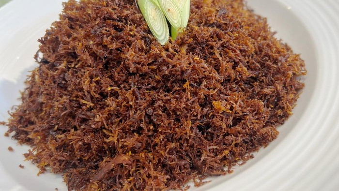 3 Resep Ayam Suwir Bumbu Pedas Kemangi hingga Serundeng Gurih