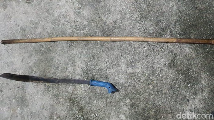 Rotan dan parang yang digunakan pelaku untuk menggorok leher ayahnya sampai tewas di Kampar, Riau.