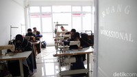 Di rusun ini terdapat tempat pelatihan menjahit.