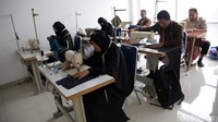 Sejumlah warga tampak serius mengikuti pelatihan menjait.