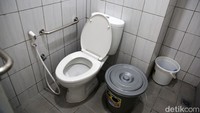 Kamar mandi menggunakan kloset duduk.