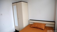 Penampakan tempat tidur dan lemari yang berada di rusun.  