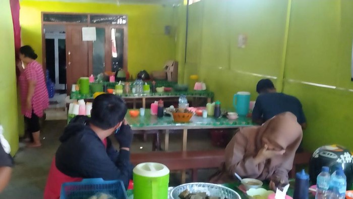 Salah satu warung coto di Sinjai dirazia petugas karena buka di siang hari Ramadan.
