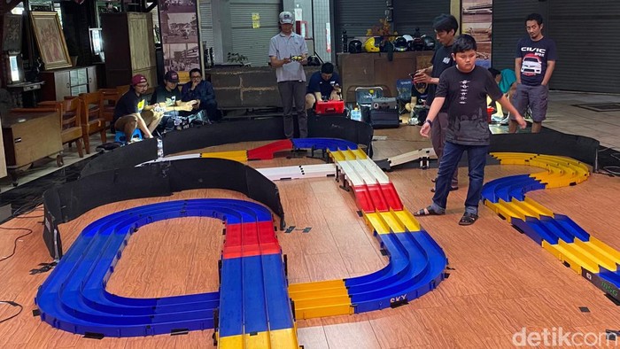 Sebagian warga Bandung menghabiskan waktu menunggu buka puasa dengan main tamiya, Jumat (31/3/2023).