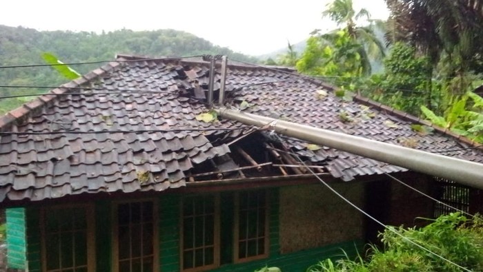 Sebuah rumah di desa jatisari tertimpa tiang listrik yang roboh akibat puting beliung, Jumat (31/3/2023).