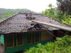 Puluhan Rumah di Cianjur Rusak Diterjang Puting Beliung