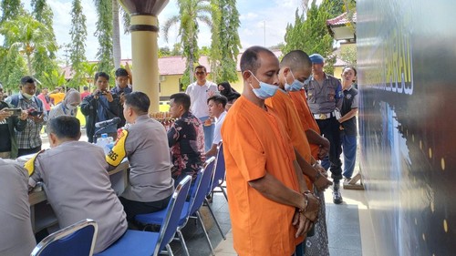 Seorang pelaku pencurian mobil pikap dan dua orang penadah barang diamankan di Mapolres Lombok Barat, Jumat (31/3/2023). (Foto: Ahmad Viqi/detikBali)