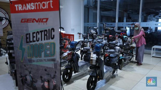 Seorang pengunjung Transmart Cempaka Putih menjajal sepeda listrik pada Rabu (15/3/2023). (CNBC Indonesia/Tri Susilo)