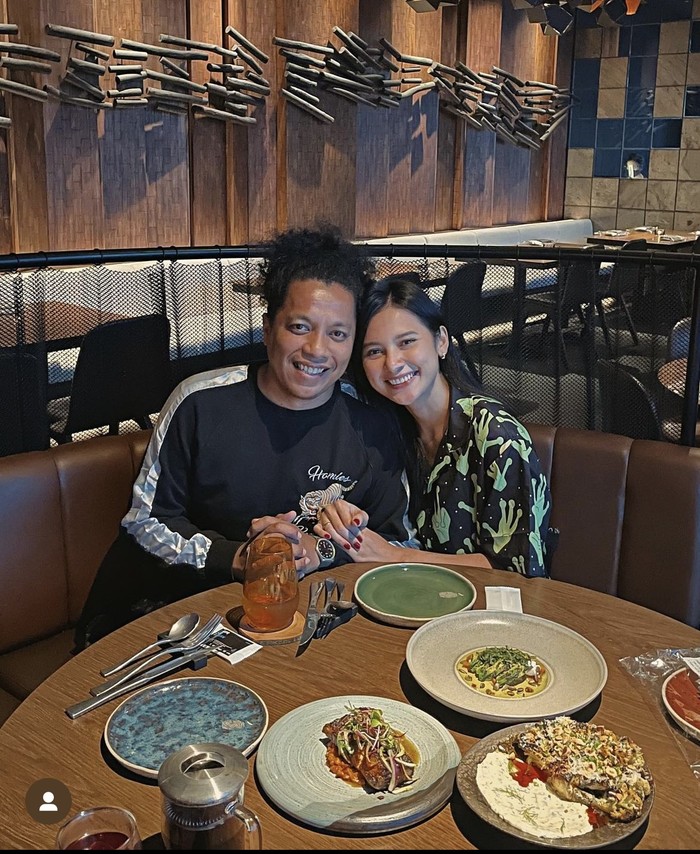 Seru! Ini Momen Indah Permatasari Makan Bareng Suami dan Jajan di Pasar Seru! Ini Momen Indah Permatasari Makan Bareng Suami dan Jajan di Pasar