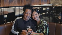 Seru! Ini Momen Indah Permatasari Makan Bareng Suami dan Jajan di Pasar
