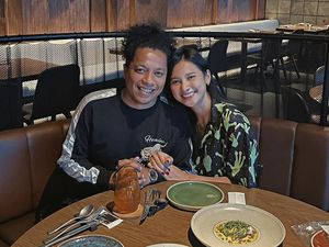 Seru! Ini Momen Indah Permatasari Makan Bareng Suami dan Jajan di Pasar