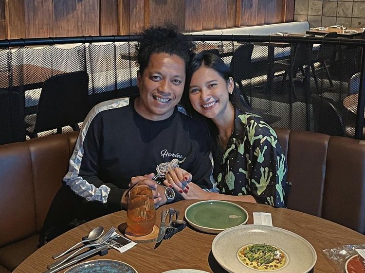 Seru! Ini Momen Indah Permatasari Makan Bareng Suami dan Jajan di Pasar