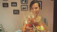 Saat berulang tahun ke 24, Indah mendapat banyak ucapan dan kue. Salah satunya kue ulang tahun besar dengan aneka rasa ini. Foto: Instagram @indahpermatas