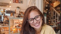 Dengan senyum manisnya, istri Arie Keriting itu berpose saat sedang menikmati minuman dan makanan di sebuah kafe. Foto: Instagram @indahpermatas