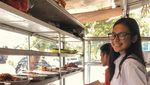 Seru! Ini Momen Indah Permatasari Makan Bareng Suami dan Jajan di Pasar