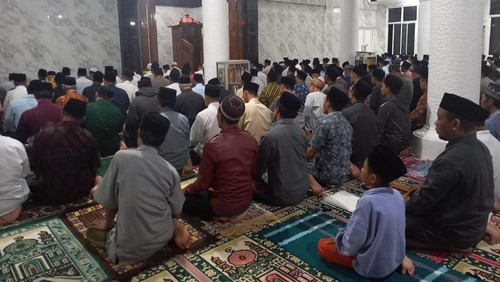 Shalat tarawih di Desa Pegayaman, Kecamatan Sukasada, Buleleng, Bali yang dimulai pukul 22.00 Wita, Kamis (30/3/2023). (Made Wijaya Kusuma)