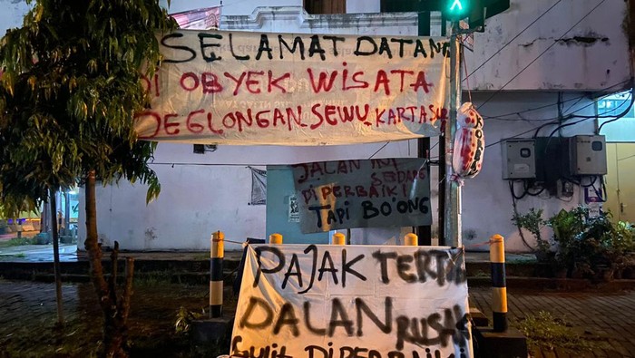 Spanduk protes wisata jeglongan sewu di Kartasura dan boneka pocong. Foto diunggah Jumat (31/3/2023),