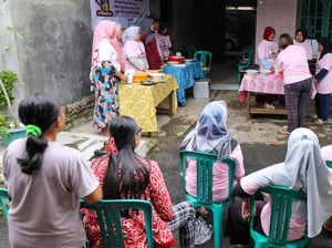 Srikandi Ganjar Gelar Pelatihan Buat Kue Bolu untuk Ibu-ibu di Cirebon