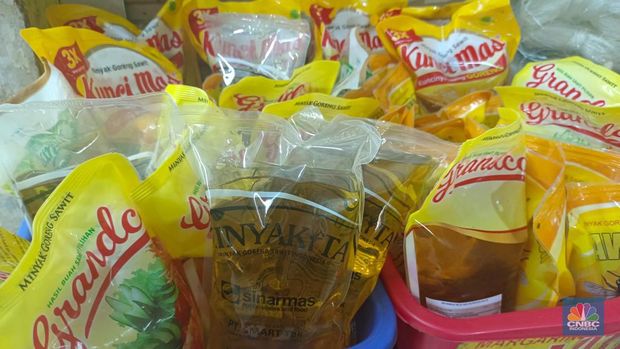 Stok Minyakita di pasaran terpantau kosong, banyak kios-kios di pasar yang memilih untuk tidak menyetok minyak goreng kemasan sederhana merek pemerintah tersebut, lantaran mereka dipaksa harus membeli secara bundle atau sekaligus dengan merek lainnya. (վ/Martyasari Rizky)