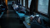 LSM Ukraina, Doctors Without Borders, menggunakan kereta darurat untuk mengevakuasi para lansia yang terkena dampak perang di timur Ukraina ke rumah sakit yang lebih aman.  