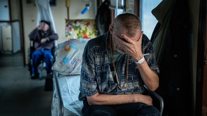 Suasana Kereta Darurat Saat Evakuasi Korban Perang di Ukraina POKROVSK, DONETSK OBLAST, UKRAINE - MARCH 28: An elderly person travels at the evacuation train in Pokrovsk, Ukraine on March 28 2023. Since March 2022, Doctors Without Borders has medically evacuated hundreds of patients from war-affected areas in eastern Ukraine to hospitals at safer parts of the country. The war between Russia and Ukraine is harming civilians who are struck by heavy weaponry in their homes, shelters, and evacuation routes, according to the NGO. (Photo by Ignacio Marin/Anadolu Agency via Getty Images)
