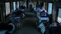 Lansia melakukan perjalanan di kereta evakuasi di Pokrovsk, Ukraina, Selasa (28/3/2023).  